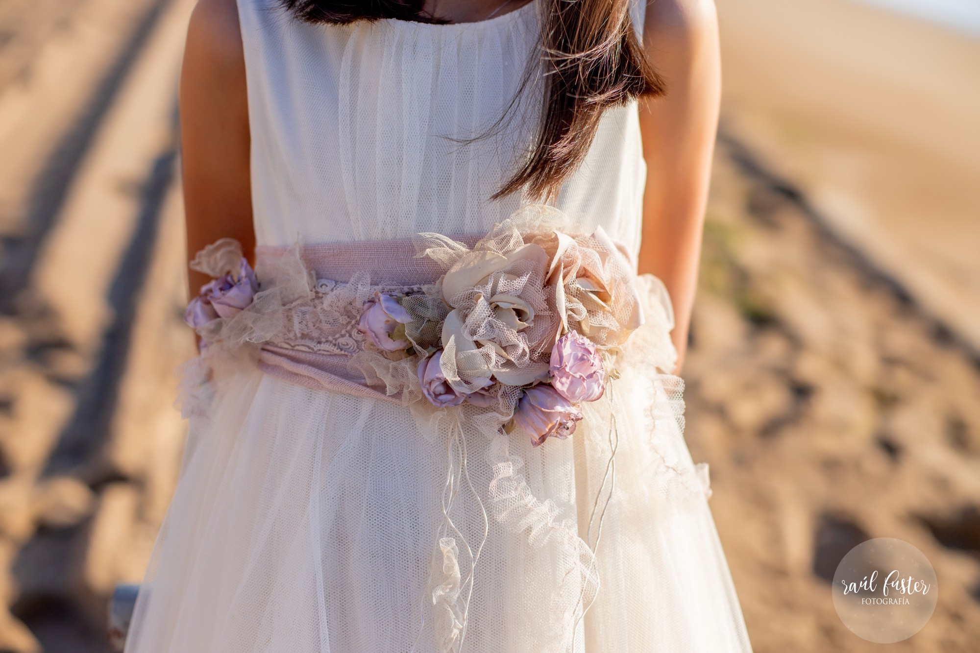 Raul-Fuster-Fotografía-Fotografo-Castalla-Alicante-Fotos-niña-Comunión-en-la-playa-vestido-Hortensia-Maeso-Diseñadora (11)