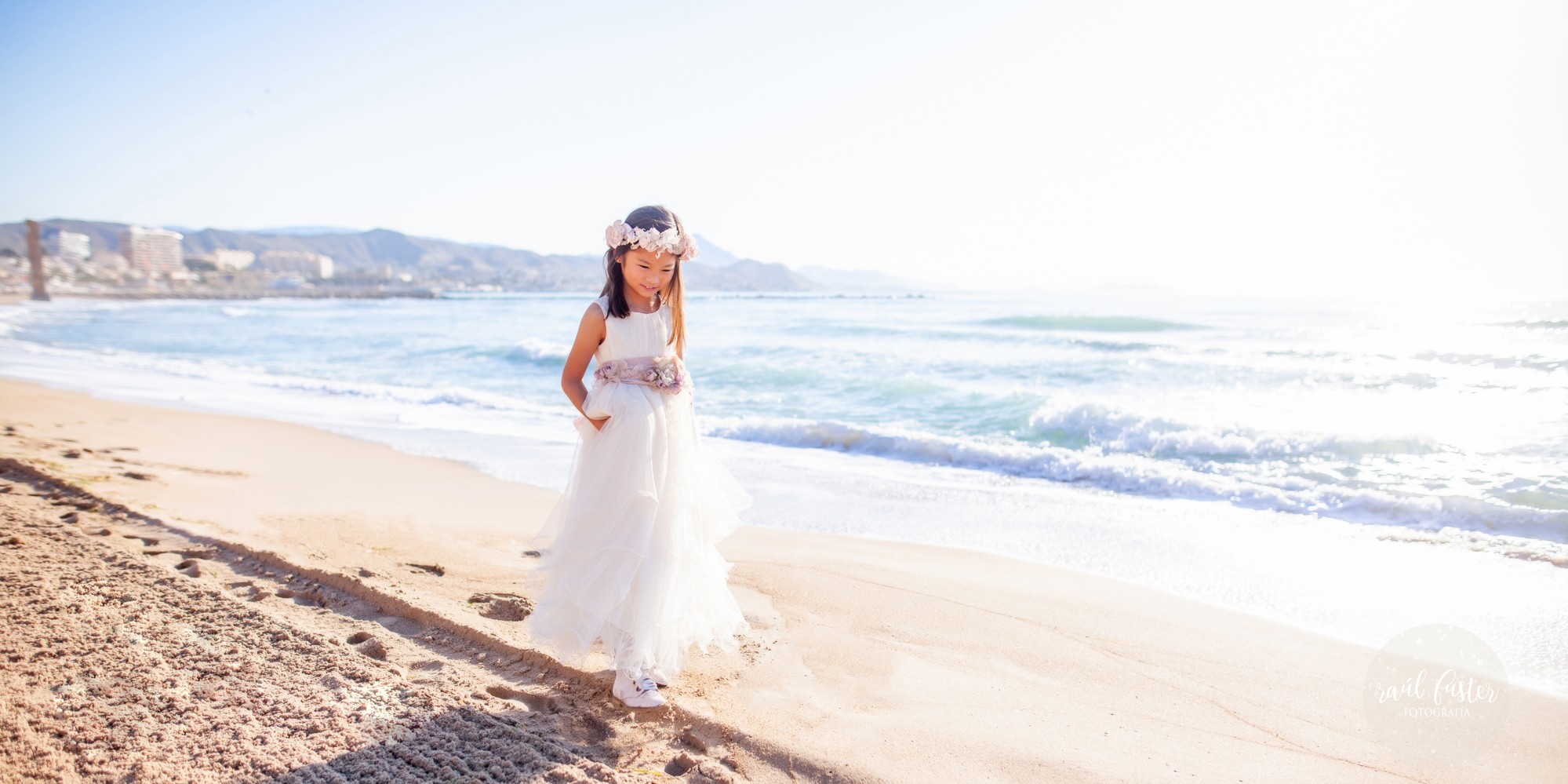 Raul-Fuster-Fotografía-Fotografo-Castalla-Alicante-Fotos-niña-Comunión-en-la-playa-vestido-Hortensia-Maeso-Diseñadora (2)