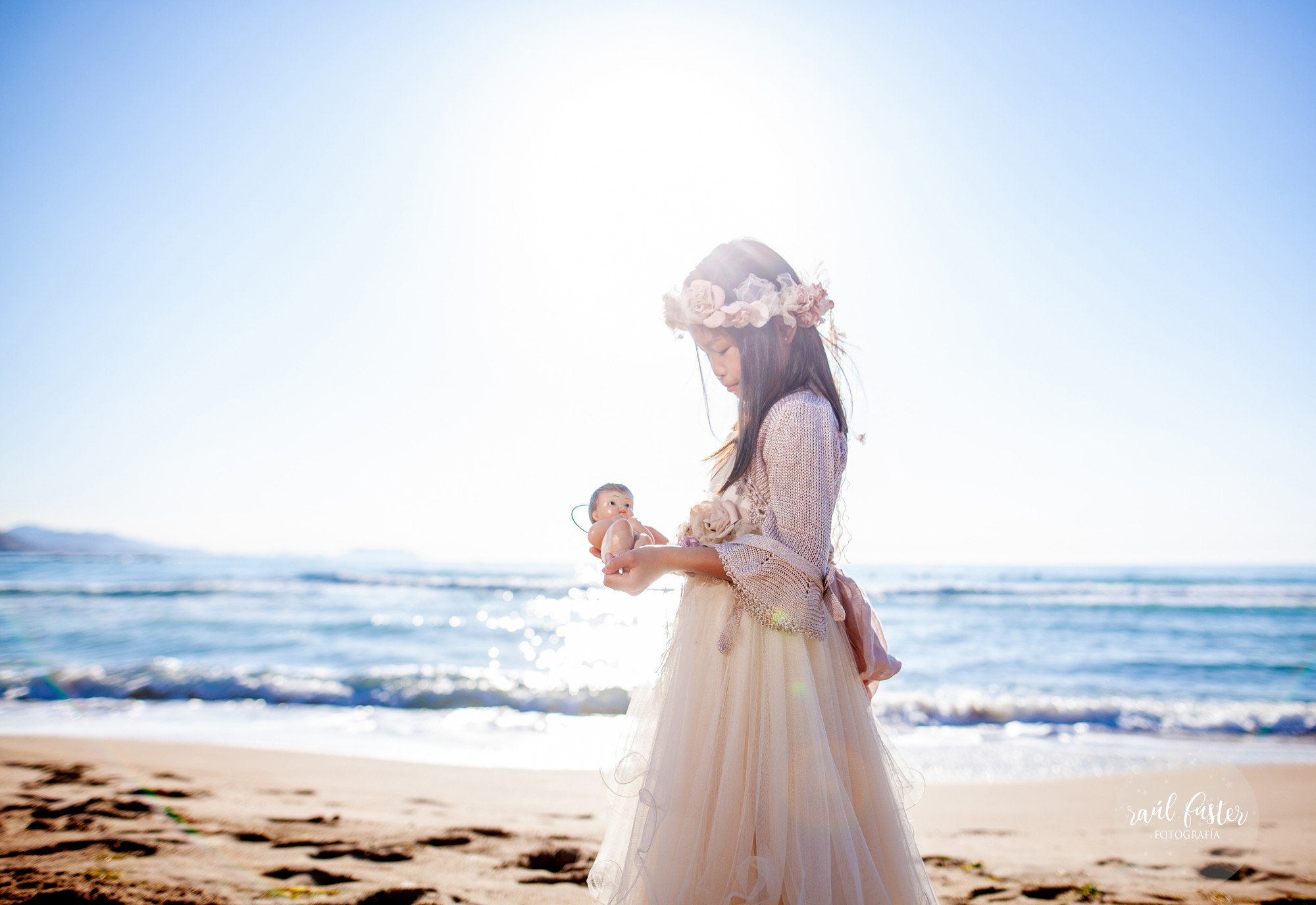 Raul-Fuster-Fotografía-Fotografo-Castalla-Alicante-Fotos-niña-Comunión-en-la-playa-vestido-Hortensia-Maeso-Diseñadora (5)