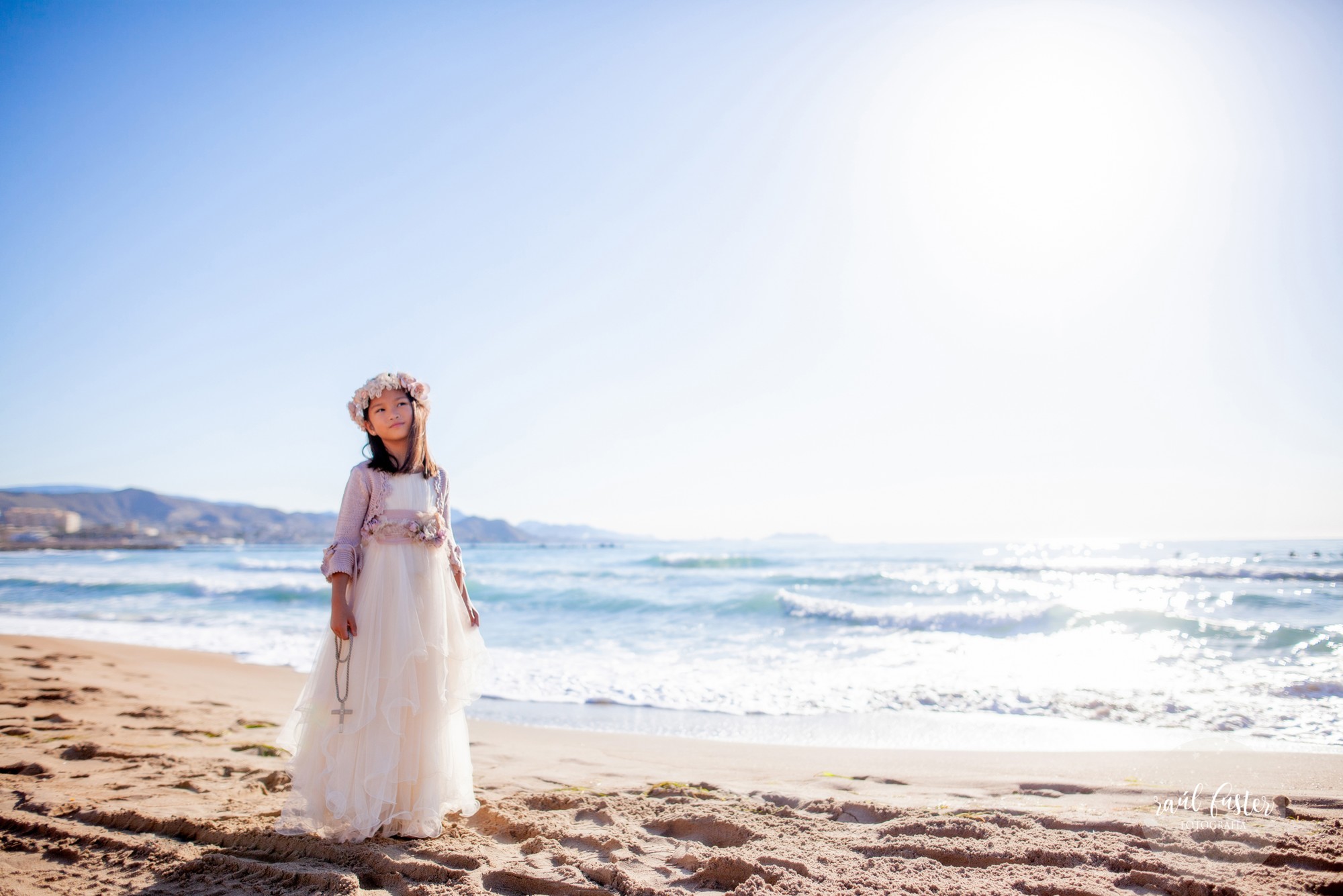 Raul-Fuster-Fotografía-Fotografo-Castalla-Alicante-Fotos-niña-Comunión-en-la-playa-vestido-Hortensia-Maeso-Diseñadora (6)