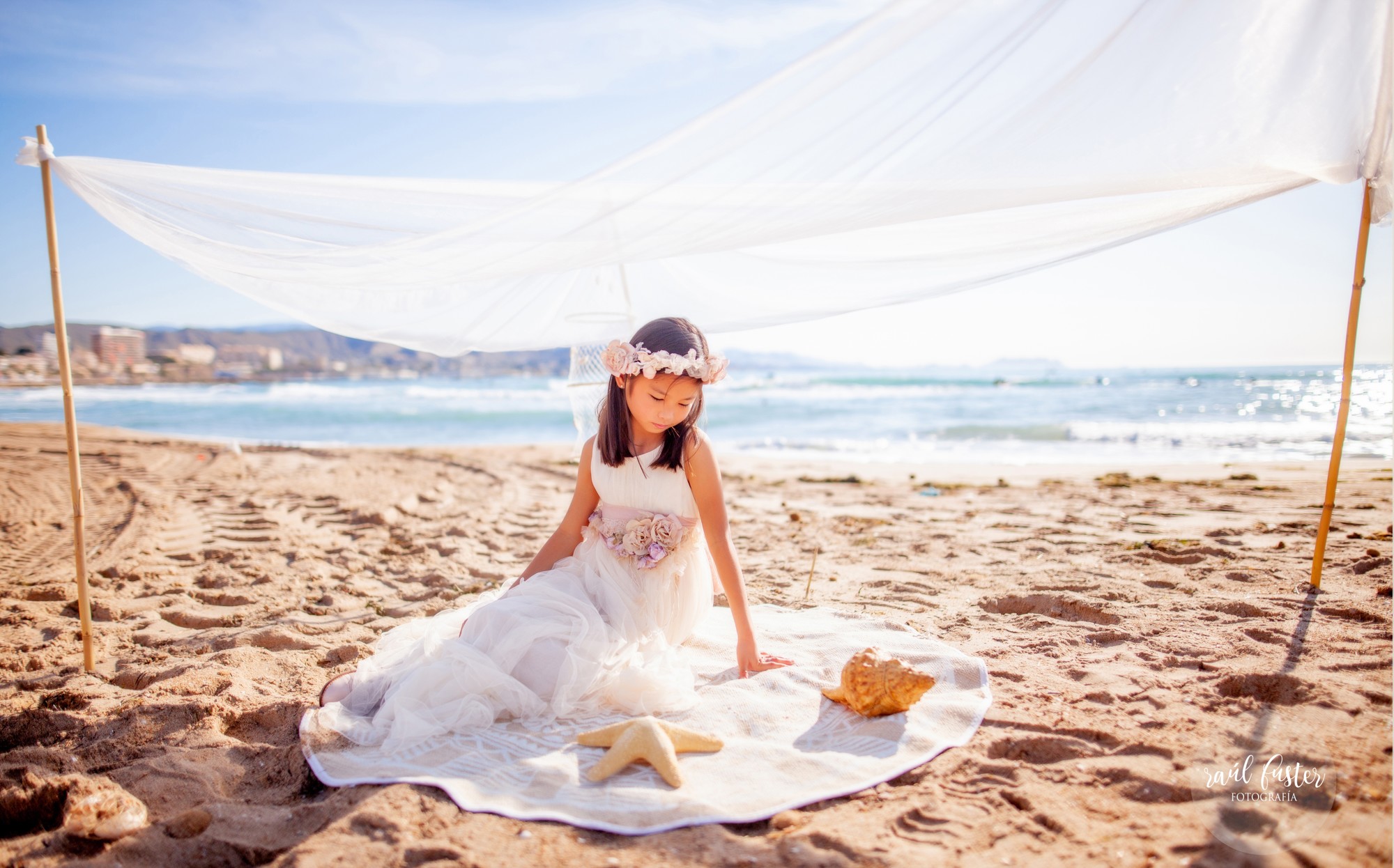 Raul-Fuster-Fotografía-Fotografo-Castalla-Alicante-Fotos-niña-Comunión-en-la-playa-vestido-Hortensia-Maeso-Diseñadora (8)